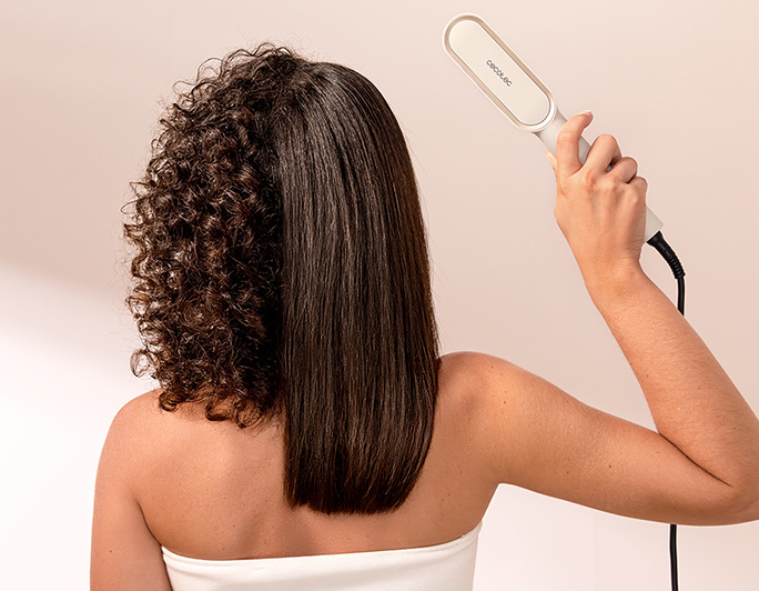 Penteia e alisa com uma ferramenta